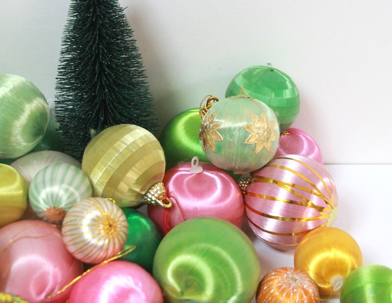 Lot De 59 Boules De Noël Vintage - Fils De Soie - Couleurs Pastel - Années 60