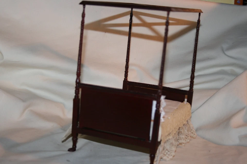 Cama canopa Bespaq miniatura para casa de muñecas con volantes de polvo de encaje y almohadas patas 1:12 Foto 4 de 4