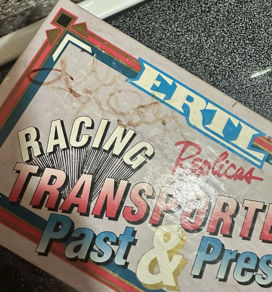 1992 КОРОБКА С АВТОГРАФОМ И РИЧАРД ПЕТТИ ТРАНСПОРТЕР ГРУЗОВИК - ERTL РЕПЛИКИ - Изображение 3 из 4