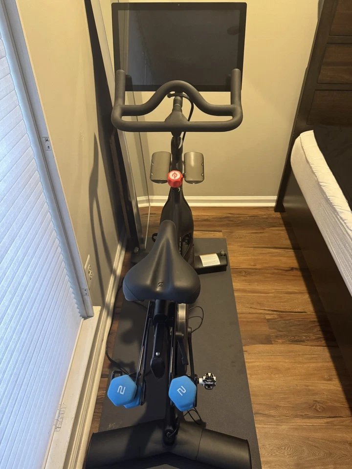 Bicicleta Peloton RB1V0 — Pedales SPD y pesos de 2 lb incluidos, buen estado Foto 2 de 4