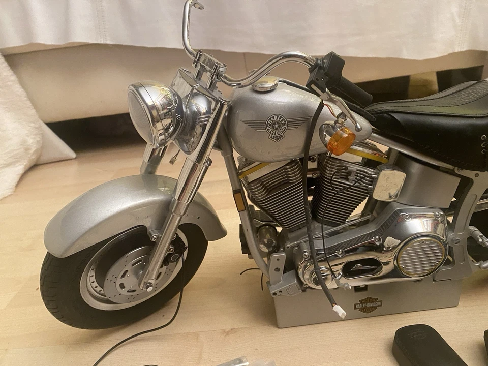 HARLEY DAVIDSON FLSTF FAT BOY 1:4 DEAGOSTINI. INCOMPLETA, DA SISTEMARE - Immagine 2 di 4