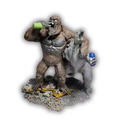 Diorama Godzilla and Kong drinking beer hand painted by South American experts