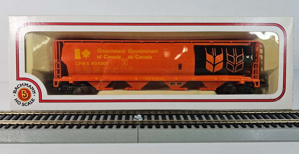 HO Bachman #76901 Canadian 4 Bay Cylindrical Hopper Gov't Of Canadia NOS - Image 3 of 4