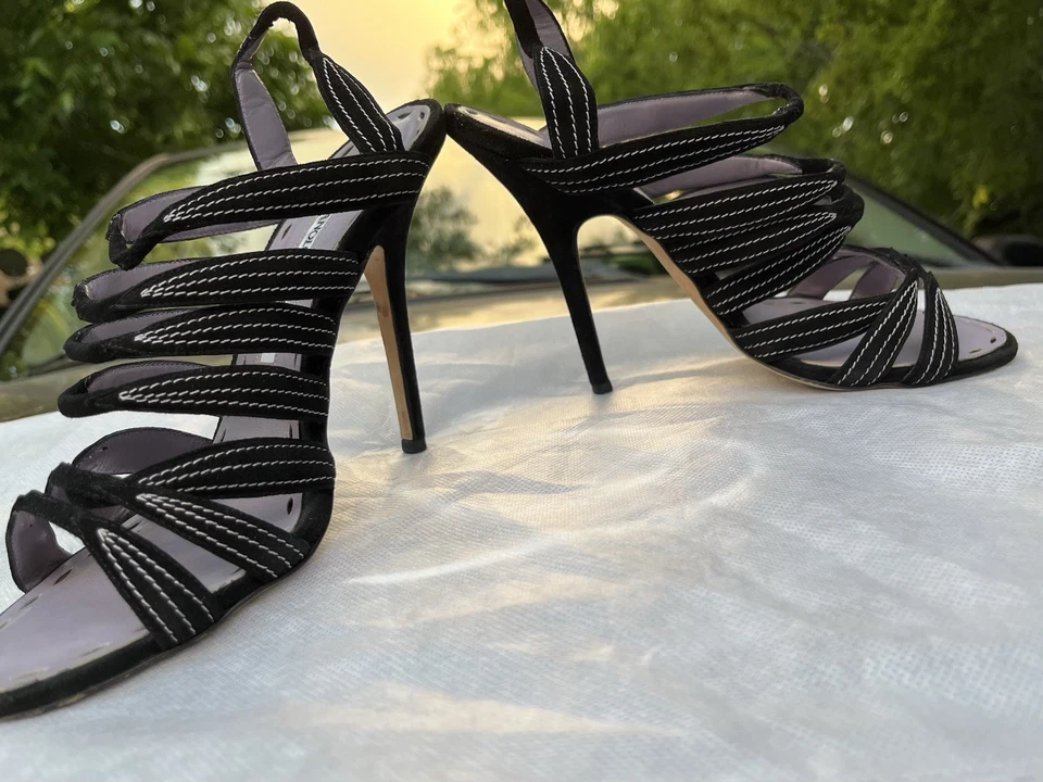 Sandálias de salto Manolo Blahnik camurça preta lilás tamanho 37 US$ 11195 excelente estado - Imagem 4 de 4