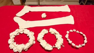 M9)lot de 3 couronnes de mariée paire de bas coton fleur:1900 1905; bon état