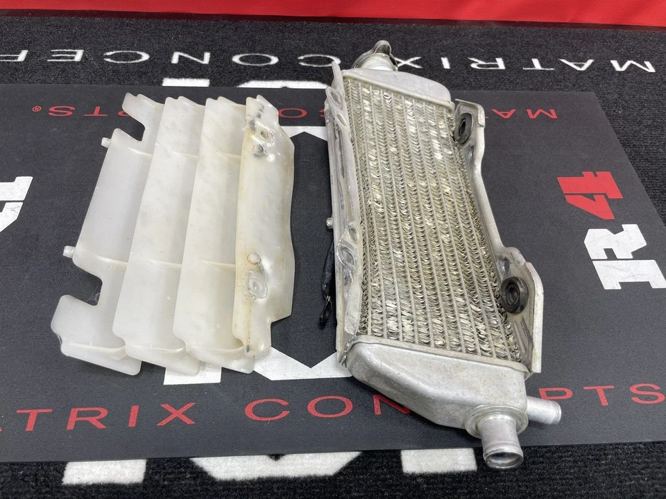 2005 KAWASAKI KX250 OEM RADIADOR DIREITO E PROTETOR 39061-0025 DOBRADO, MAS UTILIZÁVEL! - Imagem 2 de 4