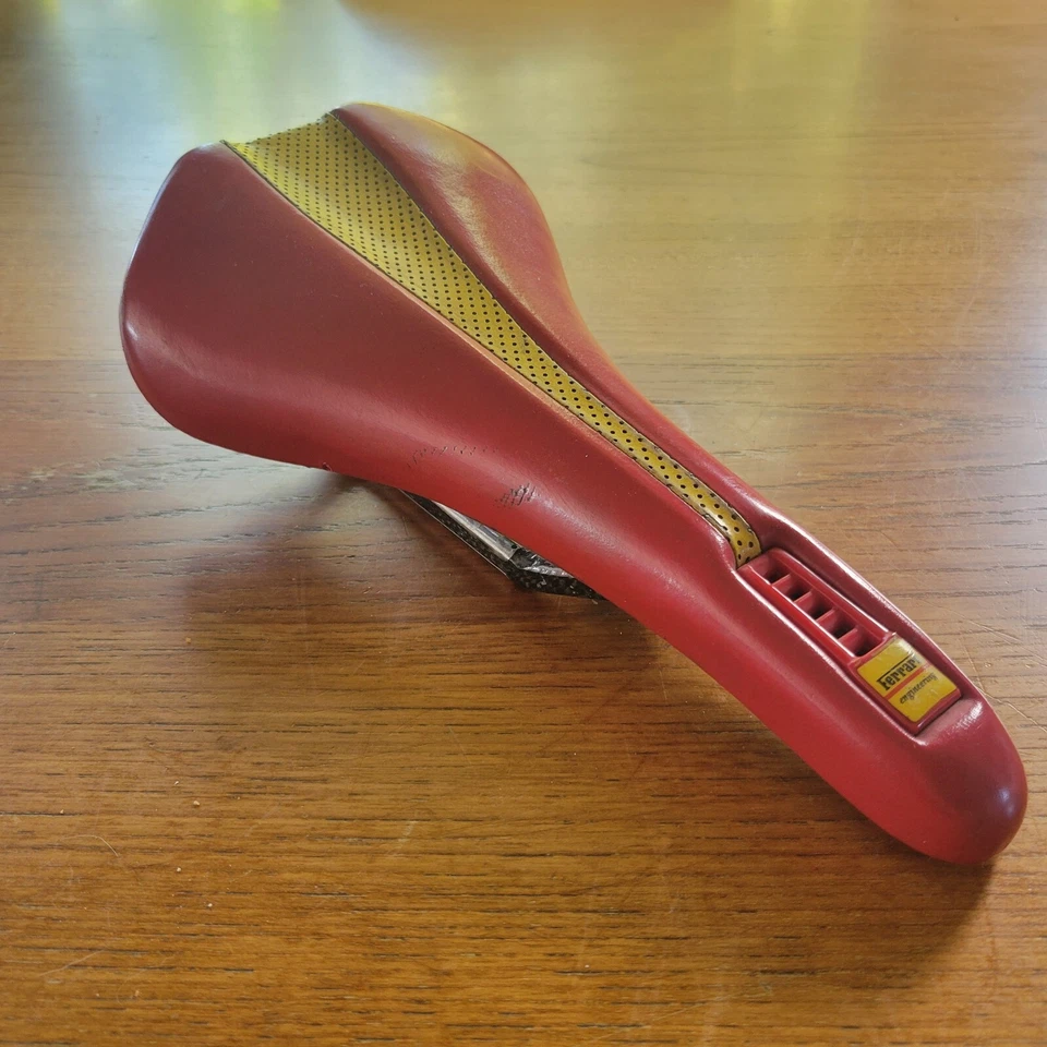 Sillín rojo vintage Ferrari Engineering Selle Italia Novus carbono rieles Ti Foto 2 de 4