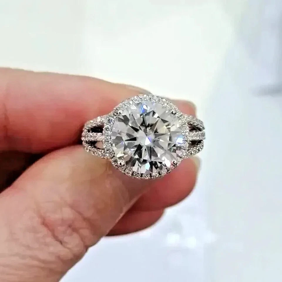 Anillo de compromiso con halo de diamantes blancos de corte redondo de 5,30 TCW enchapado en oro blanco de 14K Foto 3 de 4