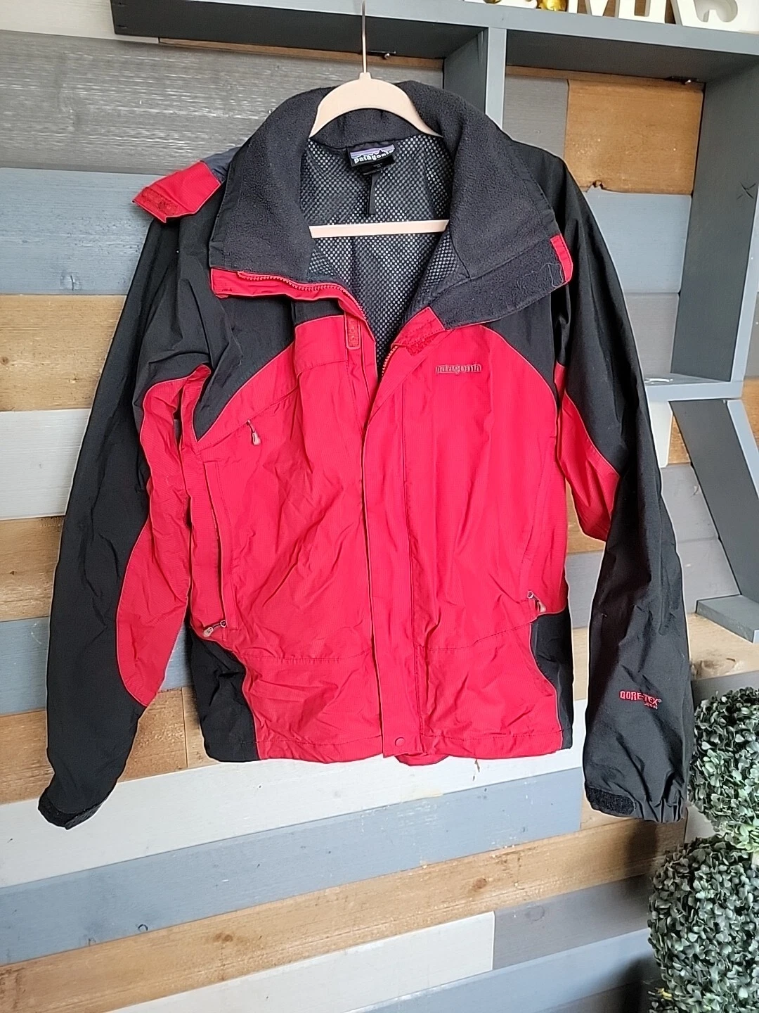 Patagonia Gore Tex XCR Men's Mesh Lined Hooded Jacket Coat Medium Ski Snow Board