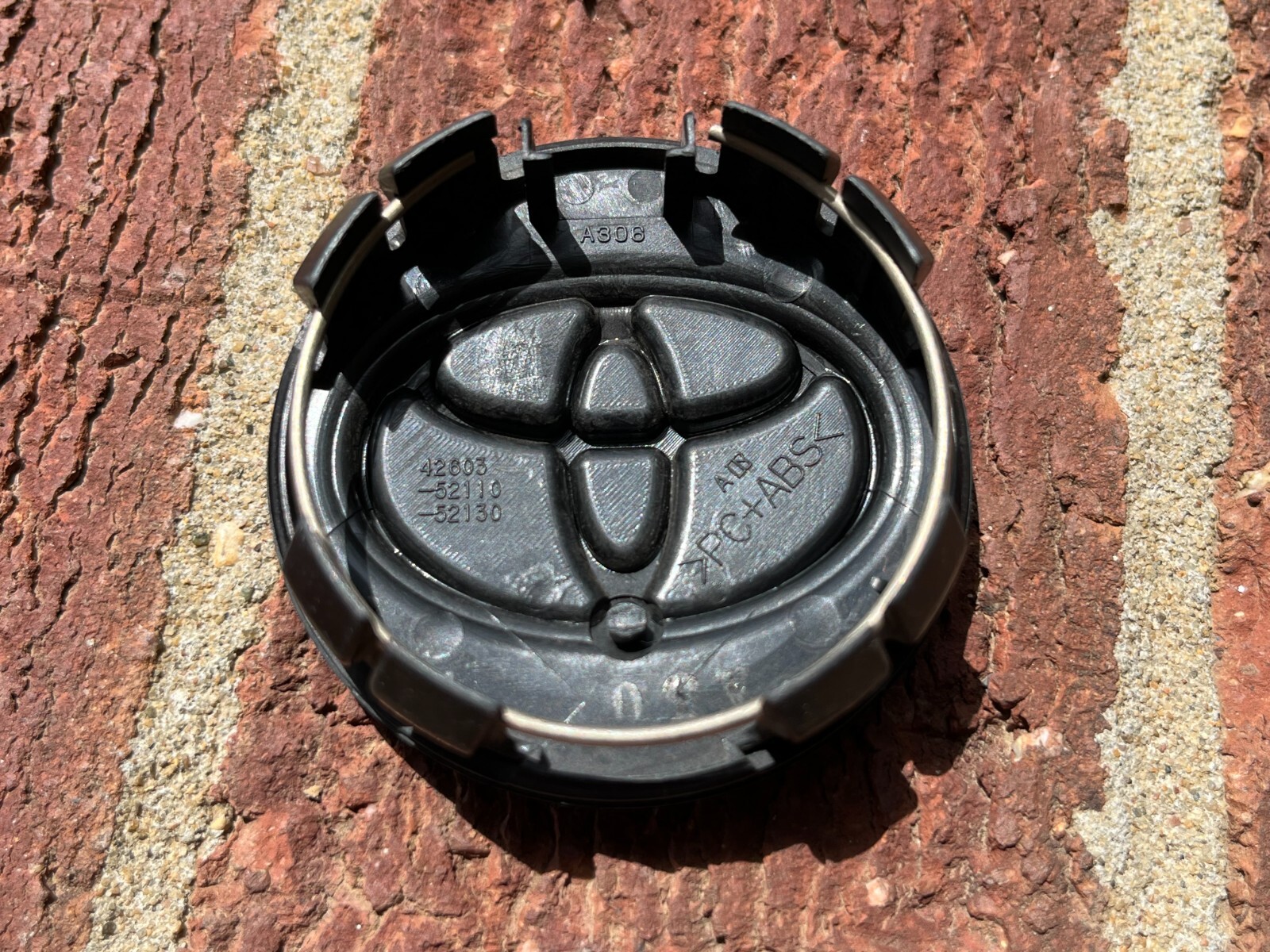 4x TOYOTA 57mm Wheel Center Caps Corolla, Prius, Yaris