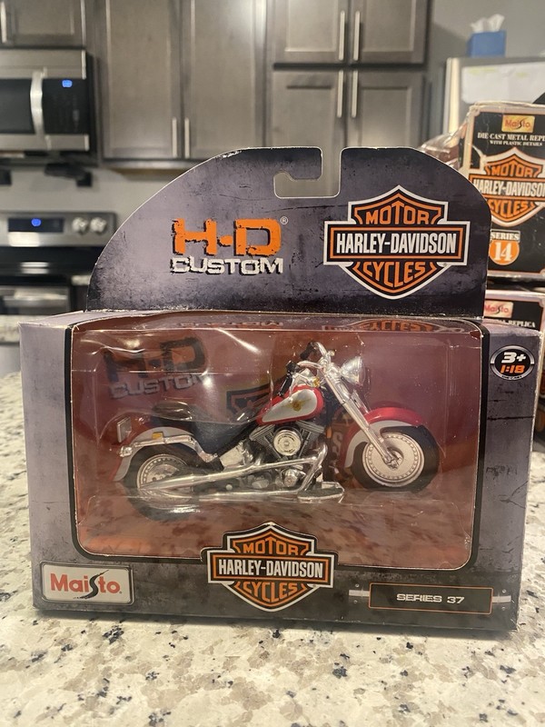 Maisto 1999 Harley-Davidson FLSTF-Fat Boy Red/Silver 1/8 scale diecast 
