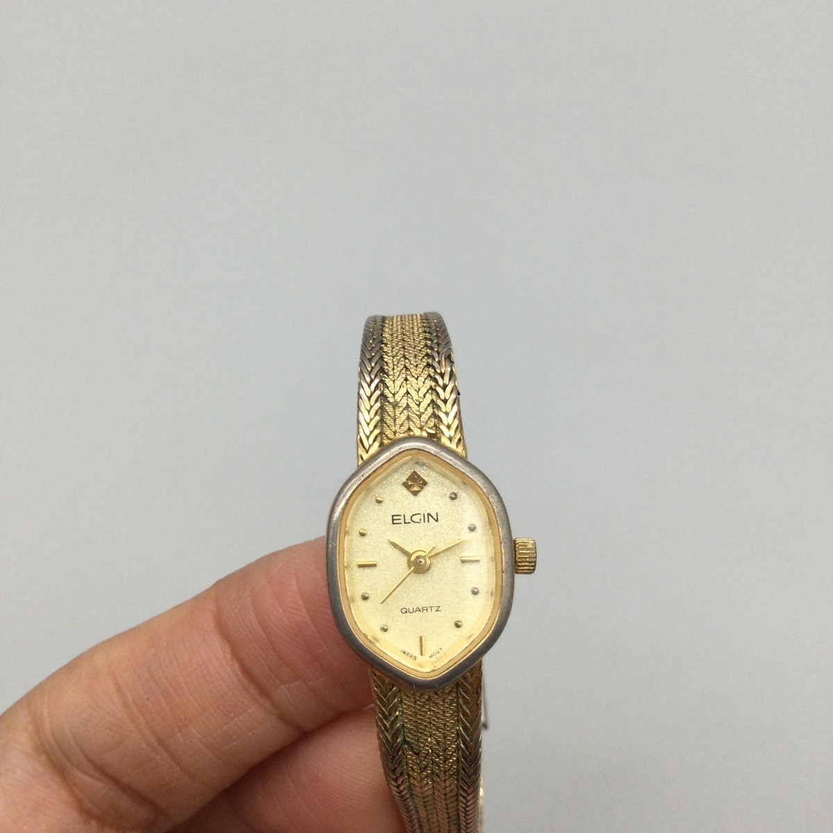 Vintage Elgin Womens Watch 15mm Oval Gold Tone Bracelet EK110-017