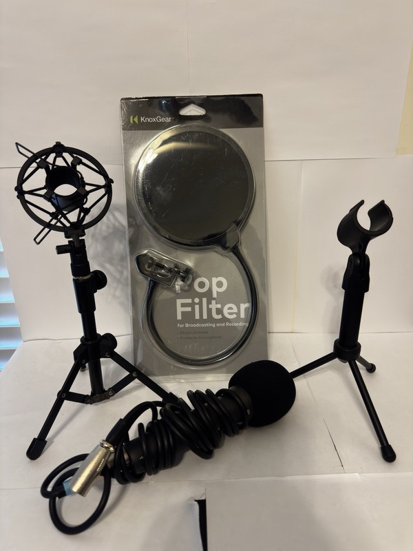 Samson Q2U USB/XLR Dynamic Microphone Podcast Recording Pack Plus More!