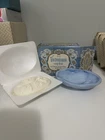 VTG 1978 AVON Victoriana Milk Glass SOAP DISH Raised Rose Blue swirl - box, soap