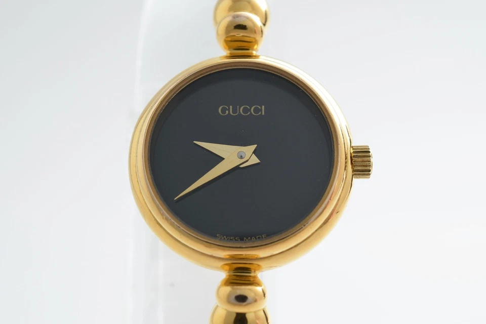 *EXCELENTE+5* Reloj de cuarzo vintage Gucci 2700,2,L 20 mm esfera negra brazalete dorado para mujer Foto 3 de 4