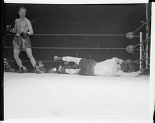 Tony Zale Gary Indiana starts neutral corner after knocking out Ro- Old Photo