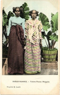 PC MADAGASCAR DIEGO-SUAREZ - TOILETTE FEMME MALGACHE (a76203)