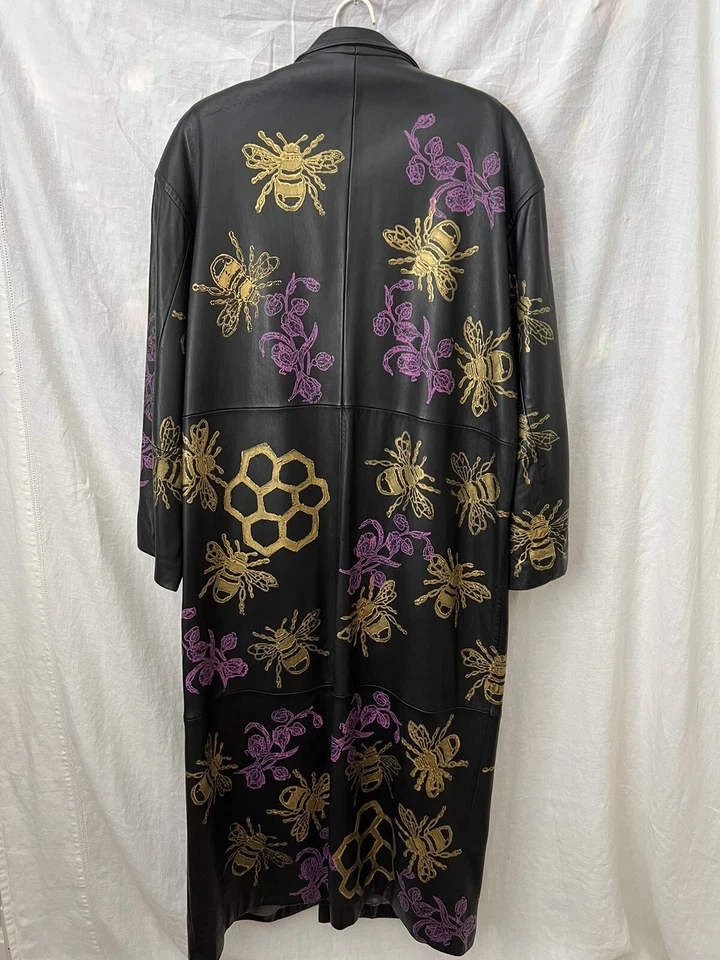 Abrigo de cuero pintado a mano  Foto 2 de 4