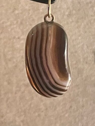 Vintage 9ct gold carved black banded agate lucky bean charm pendant - Photo 1/8
