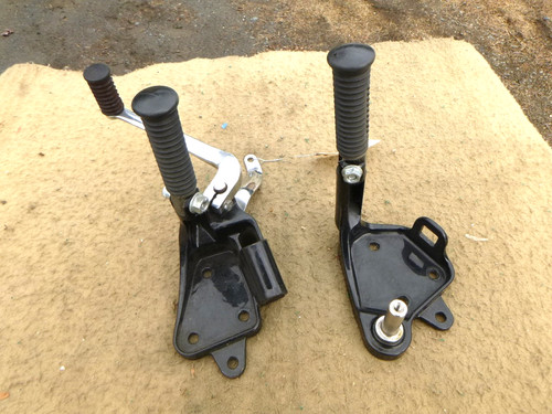 O.E.M. HARLEY DAVIDSON SOFTAIL BLACK FRONT BRACKETS R. 33685-00 L. 42508-00A