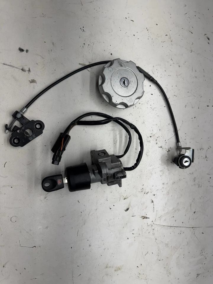 15-21 JUEGO DE LLAVES DE ENCENDIDO DUCATI HYPERMOTARD 821.939 CON TAPA DE GAS Y CERRADURA DE ASIENTO Foto 2 de 4