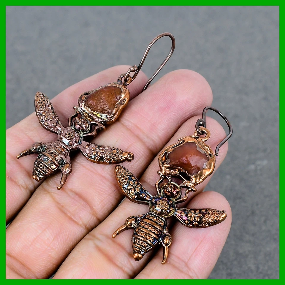 Pendientes de gancho de abeja electroformados y piedras preciosas ásperas de cornalina de cobre Foto 3 de 4