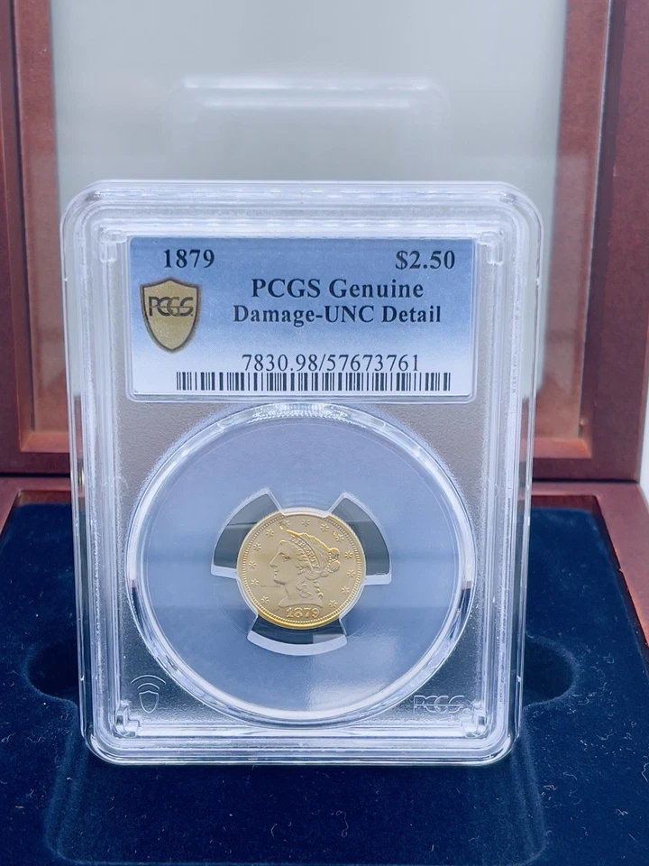 罕见 1879 年 2.50 美元自由女神头金币 PCGS UNC 低复古宝石红木展示 — 第 3/4 张图片