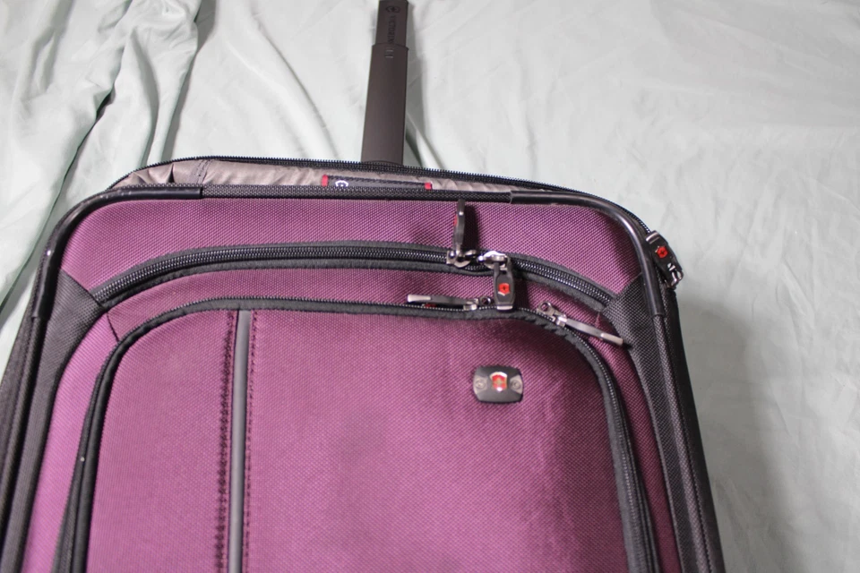 Raro equipaje de mano Victorinox Swiss Army Werks Traveler 20"" con ruedas púrpura Foto 2 de 4