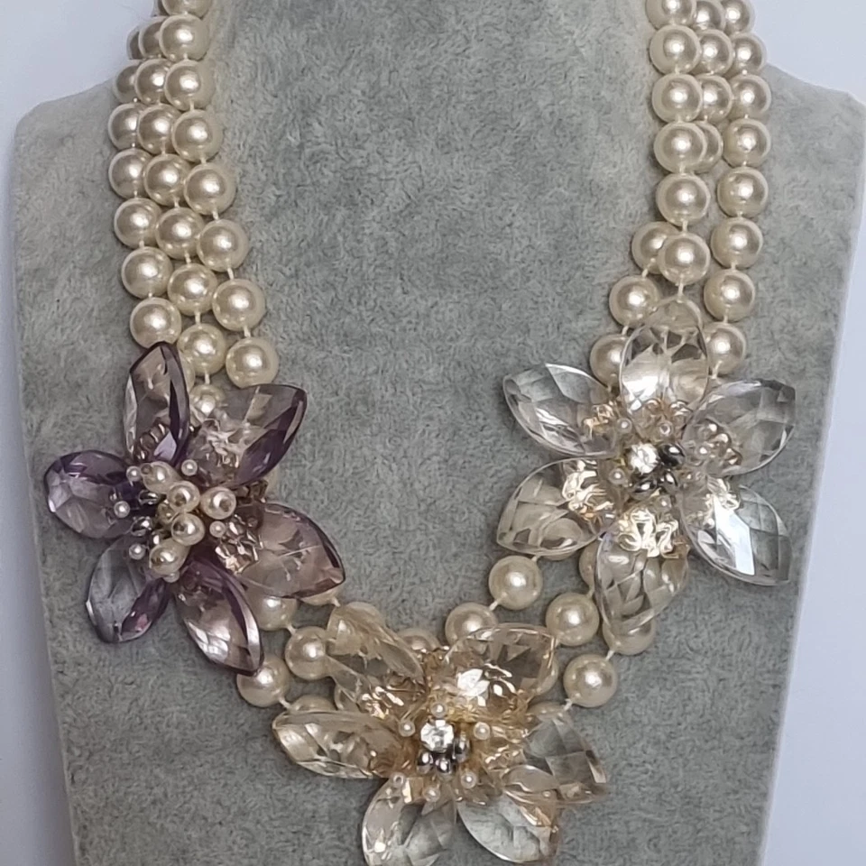 Collar de tres hilos de perlas de imitación acrílico facetado oro champán púrpura con flores Foto 3 de 4
