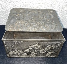 Ancienne Boîte en métal repoussé décor glands chêne Art nouveau