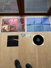 Pink Floyd – Dark Side of the Moon LP UK Harvest SHVL804 posters+stickers A5/B5