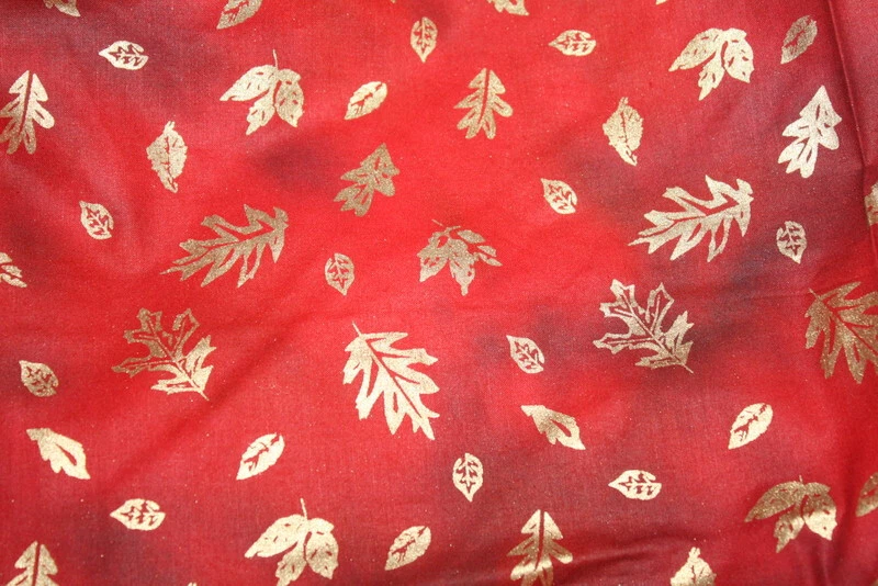 BATIK IMPRESO - HOJAS FRÍAS METÁLICAS SOBRE BATIK GRANATE - TELA 100% ALGODÓN Foto 2 de 4