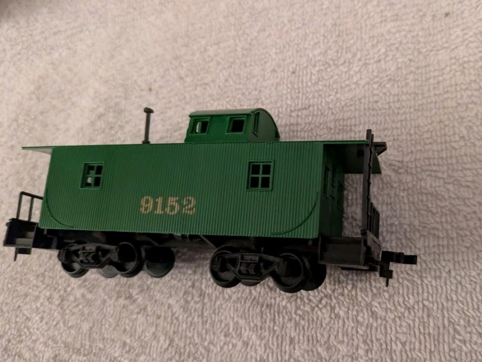 MODEL POWER HO WOOD CABOOSE #9152. *Can Include Northern Pacific Decals Free* - Image 4 of 4