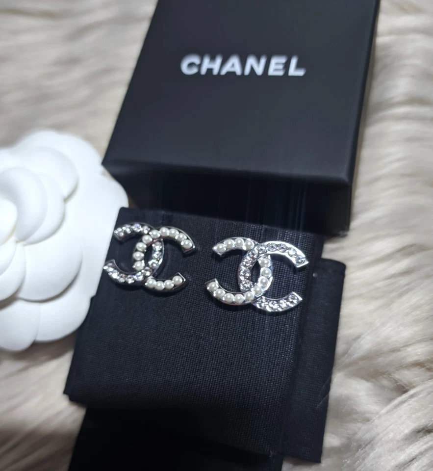 CHANEL LARGE CC SILVER EARRINGS - Image 2 of 4