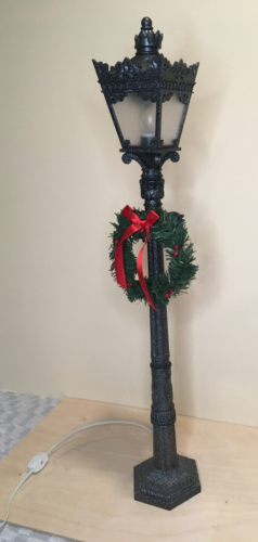**Vintage 25" LIGHTED Christmas LAMP POST LAMPPOST DECOR BLACK SILVER w/ WREATH - Picture 1 of 11