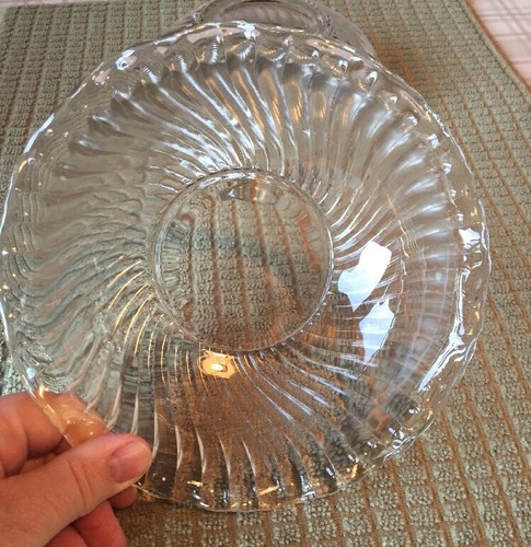 PAIR OF SWIRLED PRESSED GLASS ROUND SCALLOP SERVING ICE CREAM FRUIT SALAD BOWLS - Picture 2 of 6