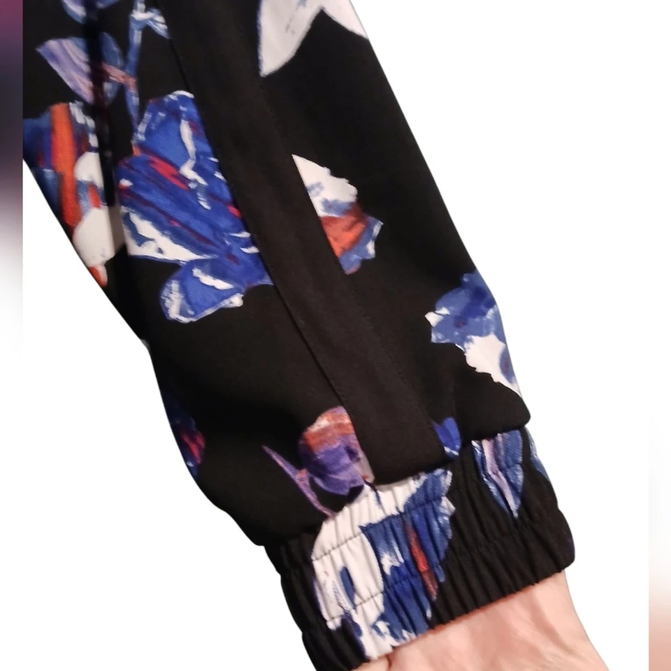 Chaqueta de bombardero Belle azul cielo rojo floral cremallera frontal para mujer talla XS Foto 2 de 4