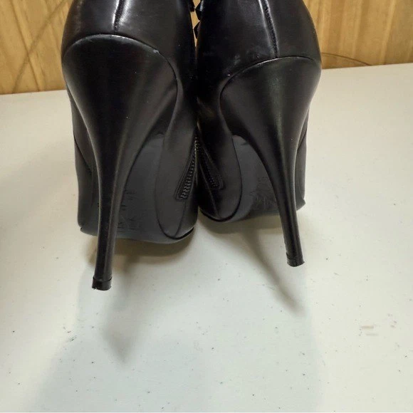 Botas de tornozelo Rock & Republic cravejadas de couro preto EUA 7,5–8 fabricadas na Itália salto 4” - Imagem 4 de 4