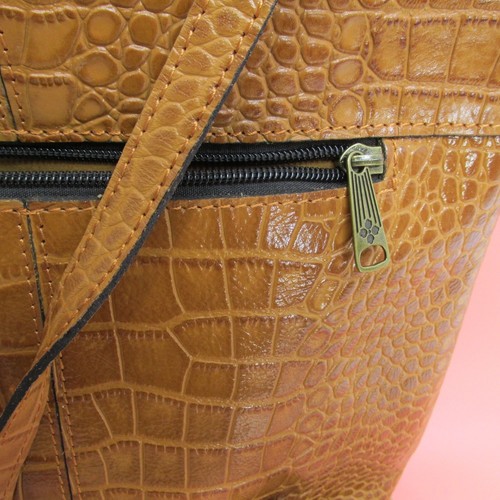 Bolso de Hombro Patricia Nash Cuero Genuino Patrón Cocodrilo Con Múltiples Bolsillos - Imagen 9 de 13