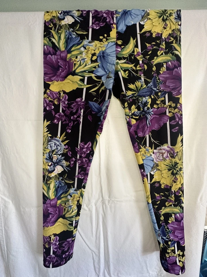Leggings Lularoe TC blanco y negro a rayas con flores brillantes púrpura, azul, amarillo Foto 3 de 4