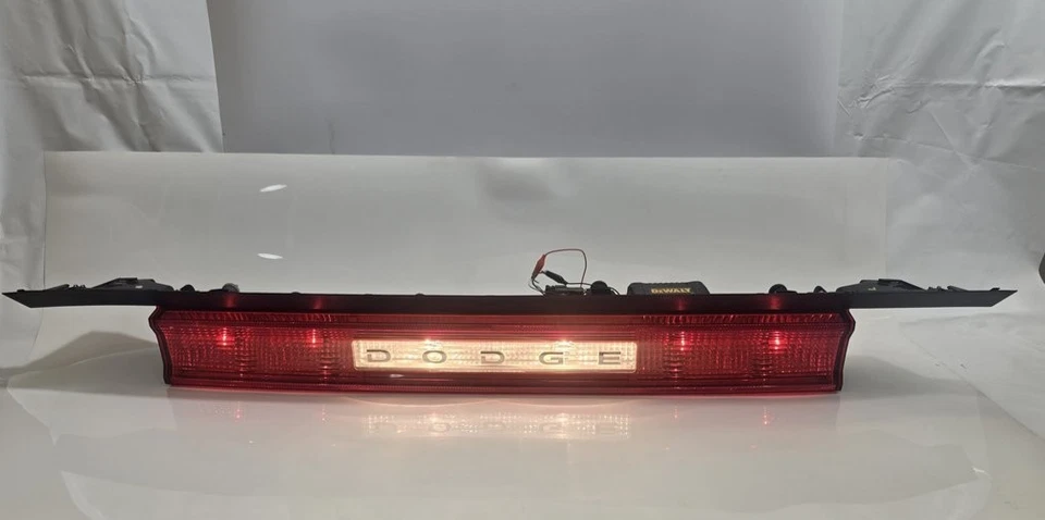 🌵 Dodge Challenger 2008-2014 tapa central maletero tercera luz de freno OEM 🌵 Foto 2 de 4