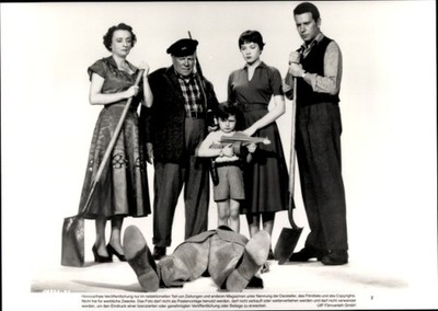 Press Photo Movie Scene, Always Trouble with Harry, Crew - 10617567