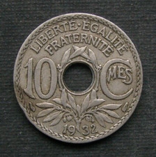 B5) France 10 Centimes 1932 France +++ HOLE COIN +++