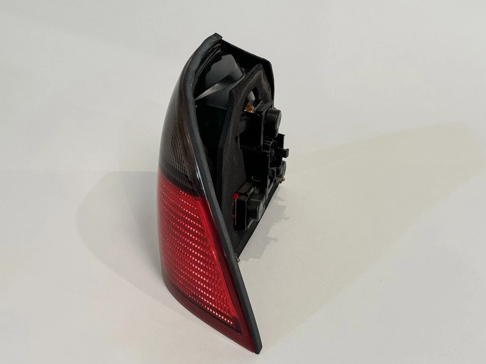 Luz trasera SAAB 9-5 2001, derecha, lado del pasajero, montaje en panel QTR, sedán de 4 puertas OEM Foto 3 de 4