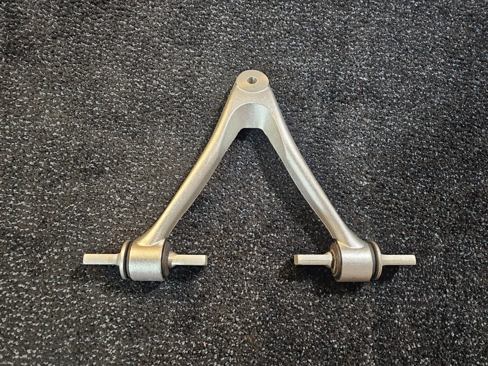 Brazo de control superior delantero izquierdo Moog RK642828 para Chevrolet Corvette (2005-2013) Foto 3 de 4