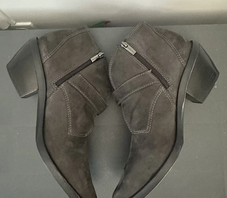 Vince Camuto Botas Mujer Talla 9.5M Gamuza Hebilla Cremallera Western Tacón al Tobillo Zapatos Foto 4 de 4