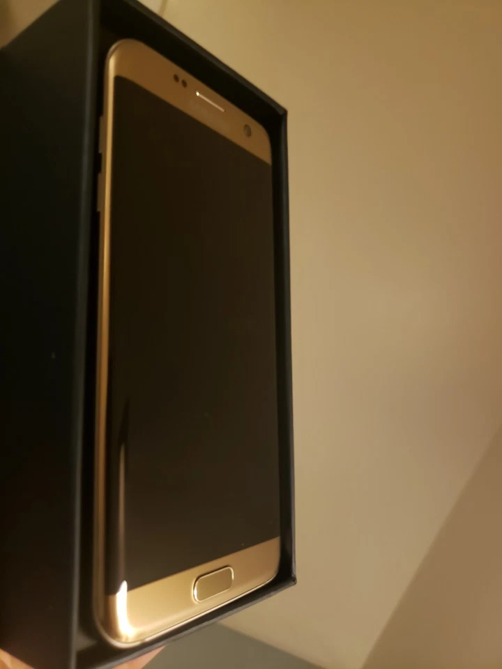 100% Original phone Samsung Galaxy S7 edge 32GB Gold color. Unlocked🔓 - Image 4 of 4