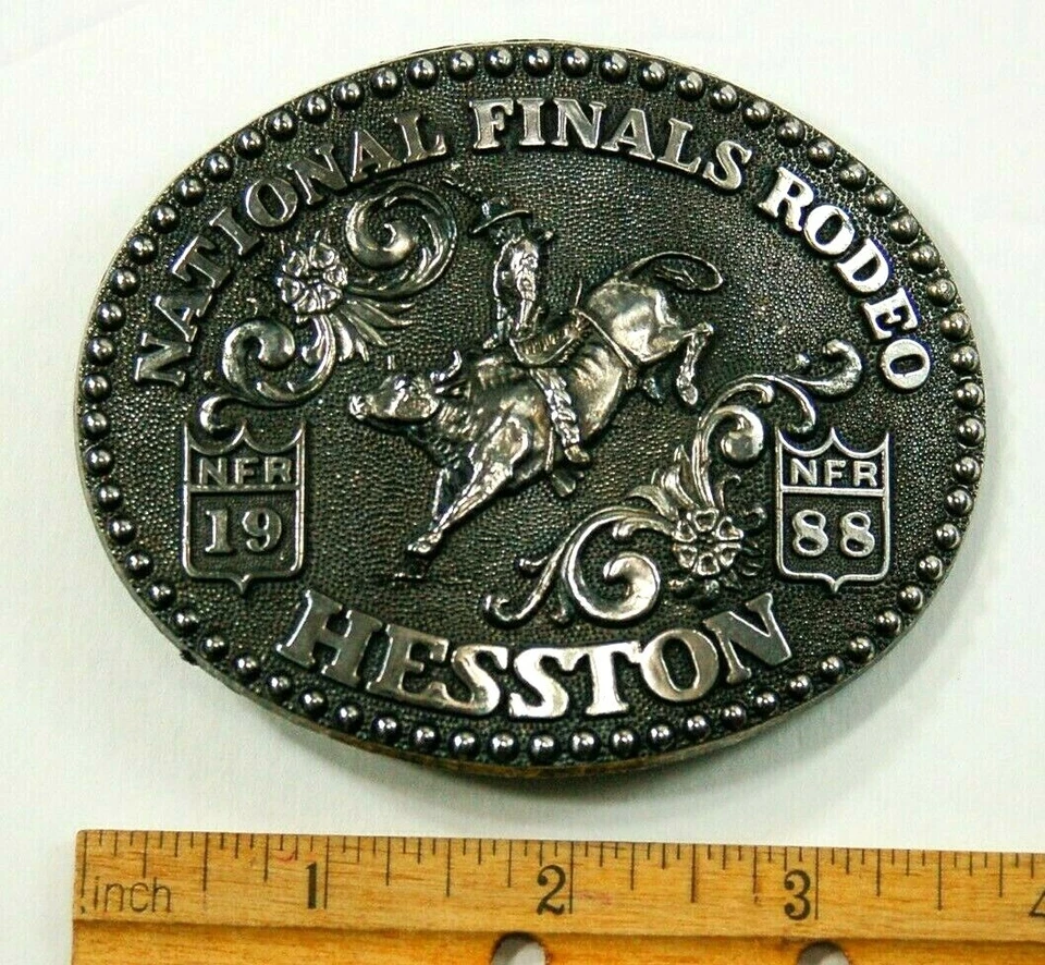 Hesston National Finals Rodeo 1988 Western cinturón hebilla peltre 4 pulgadas Foto 3 de 4
