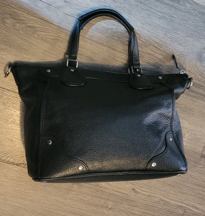 Borsa a tracolla Coach Mickie in pelle nera tono argento con borchie senza cinturino extra