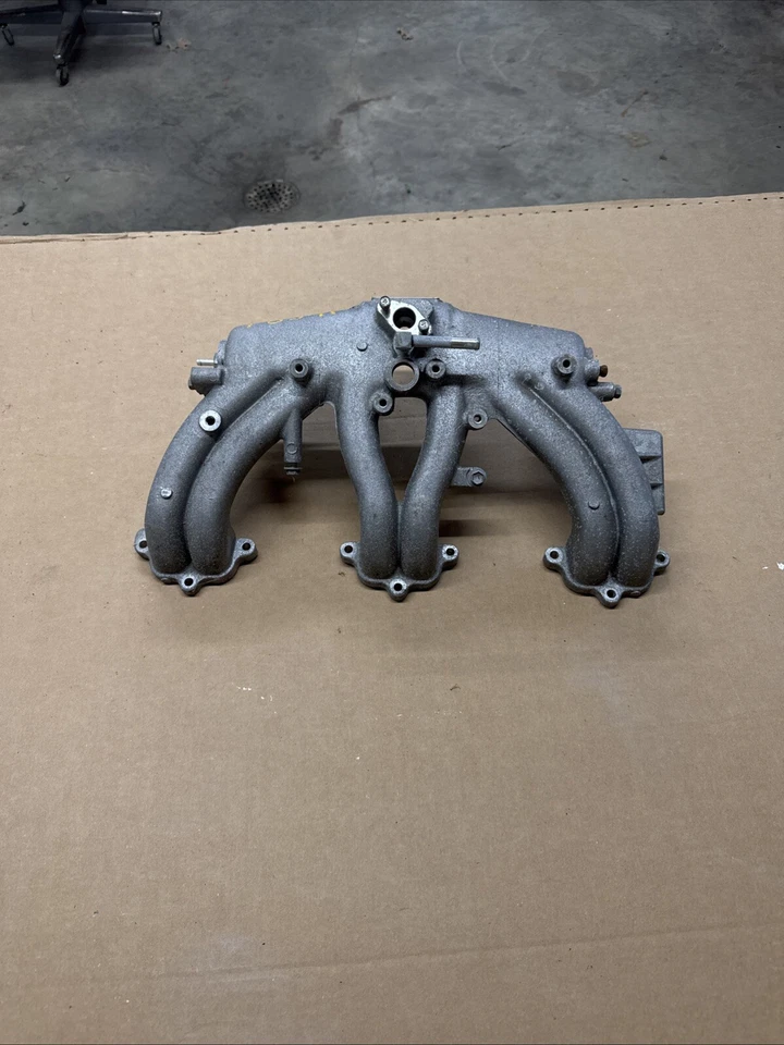 Colector de admisión Toyota Land Cruiser OEM 3FE FJ 60 FJ62 FJ 80. Foto 2 de 4